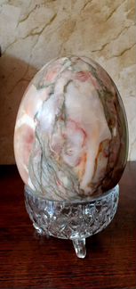 Яйцо из натурального камня(кальцит с фукситом) 15с