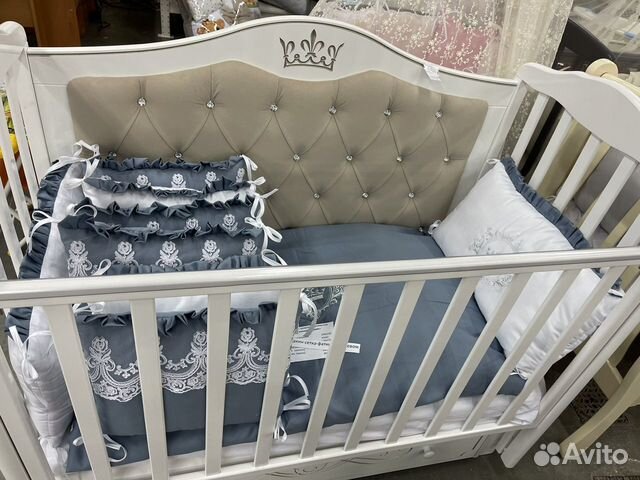 Королевские кровати с маятником и без