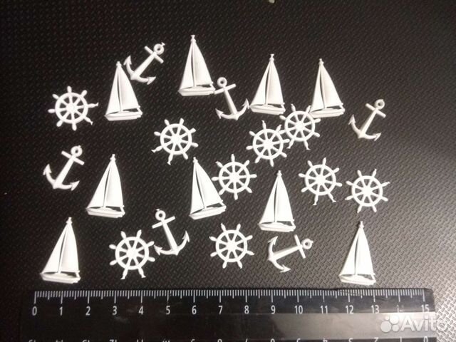 Фигурки: парусники, штурвалы, якоря, улитки