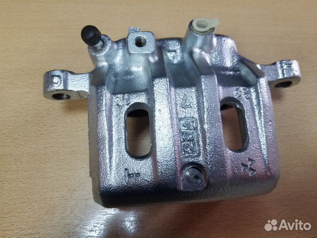 Суппорт левый Mitsubishi Pajero Sport MB858406 Суппорт левый Mitsubishi Pajero Sport MB858406