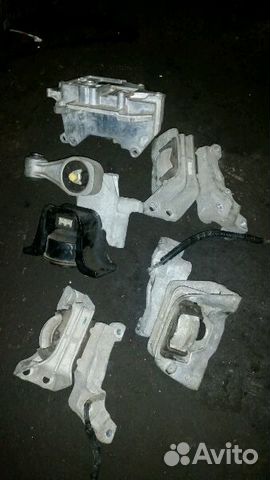 Подушка двс правая 3шт,кронштейн Nissan Jike Подушка двс правая 3шт,кронштейн Nissan Jike