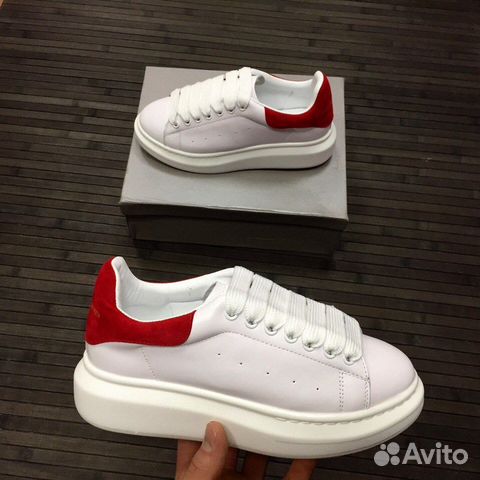 Женские кроссовки Alexander McQueen с красной пятк