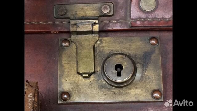 Старинный китайский кожаный чемодан