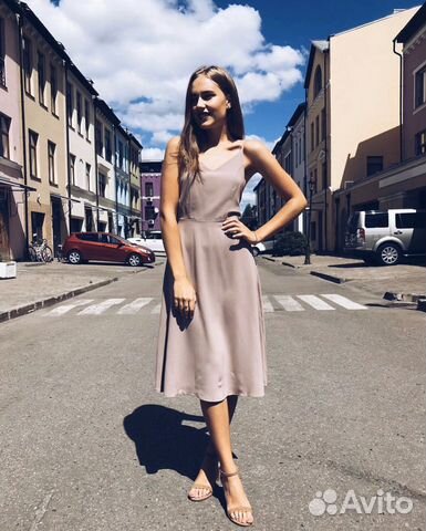 Пудровое платье с завязками сзади (новое)