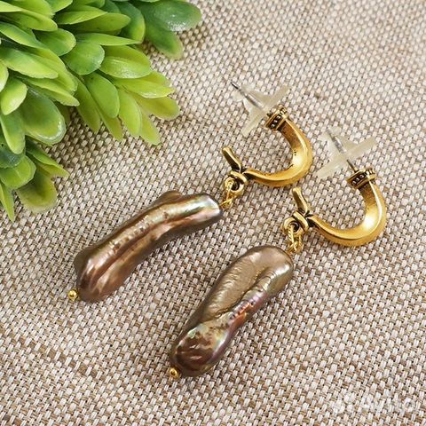 Серьги золотистые с Бежевым барочным Жемчугом Серьги золотистые с Бежевым барочным Жемчугом