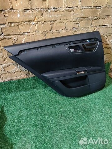 Обшивка задней левой двери на Мерседес W221