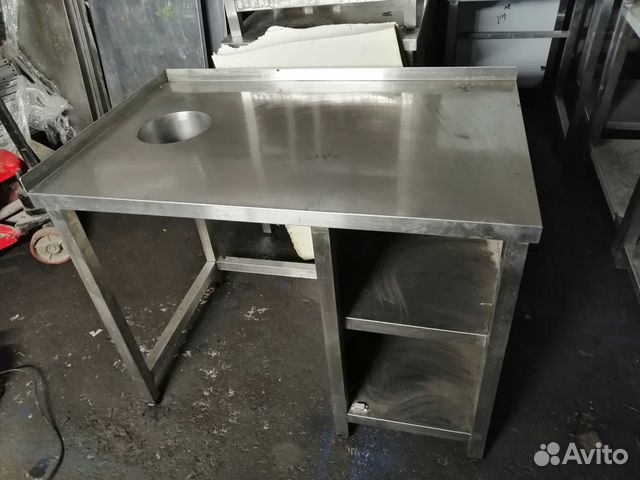 Стол из нержавейки отверстием и бортами 1100/700 Стол из нержавейки отверстием и бортами 1100/700