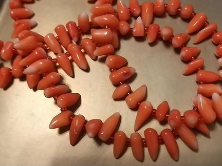 Колье-бусы из коралла
