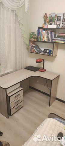 Угловой письменный стол, кровать, тумба и полочки