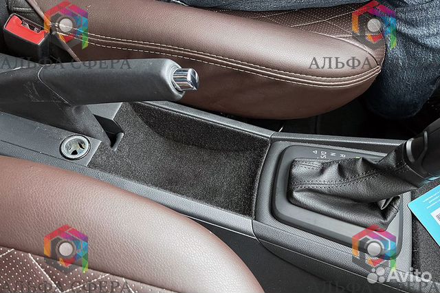 Обшивка под ручник Skoda Rapid 2012