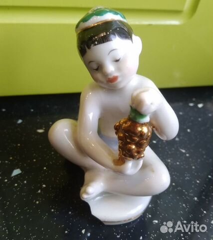 Фигурка фарфоровая.Мальчик с виноградом.лфз