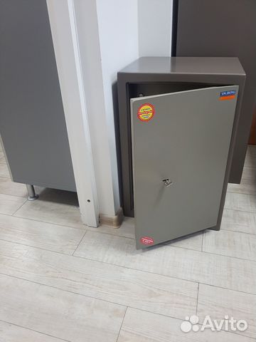 Сейф, кресла офисные, тумбы, журнальный столик