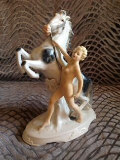 Фарфоровая статуэтка 