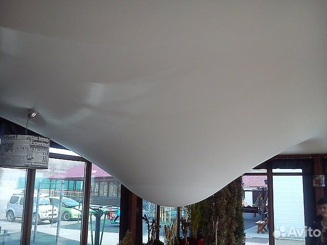 Слив воды с натяжного потолка