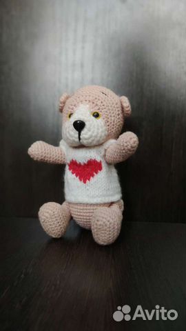 Мишка игрушка с сердечком вязаный