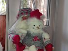 Санта Клаус на качелях со снеговиком, поющий