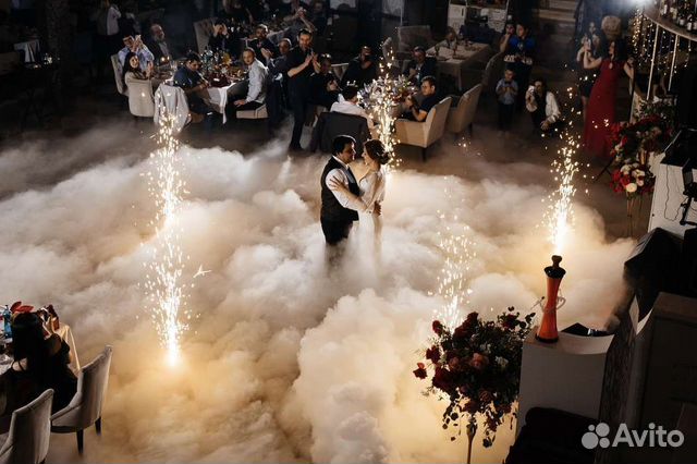 Тяжелый дым, холодные фонтаны, конфетти на свадьбу