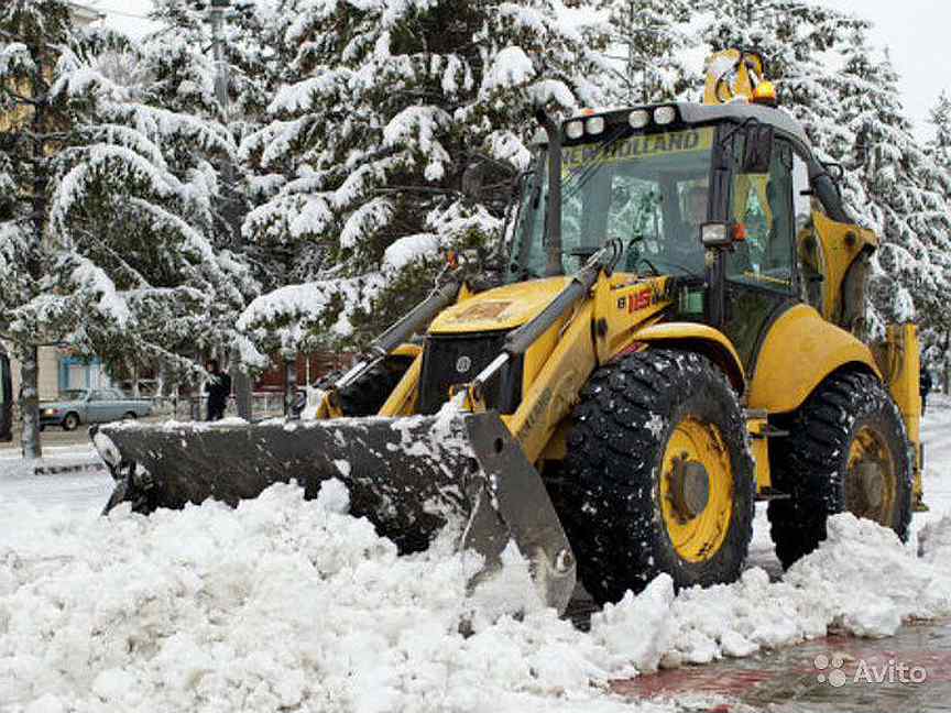 Очистка снега трактором. Уборка снега JCB 4cx. Снегоуборочная техника JCB. Уборка снега экскаватором погрузчиком. Трактор для чистки снега.