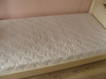 Продам кровать с матрасом в стиле прованс