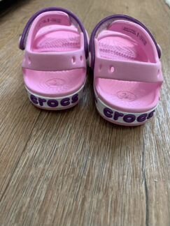 Сандалии Crocs для девочки