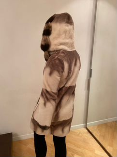 Шуба из ласки с капюшоном из норки бежевая