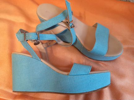 Босоножки голубые, тканевые на танкетке, новые