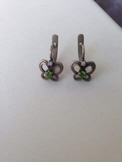 Серьги в виде бабочки с камушками