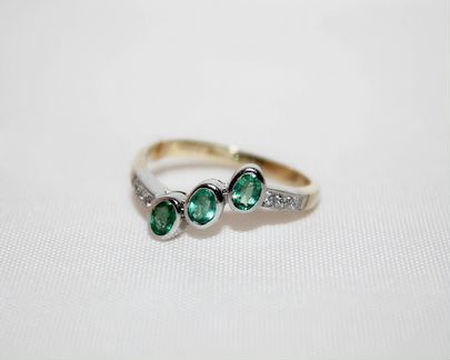 Золотое кольцо с изумрудами