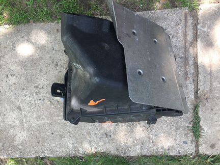 Корпус воздушного фильтра 2.0 ALT Audi A4 8E