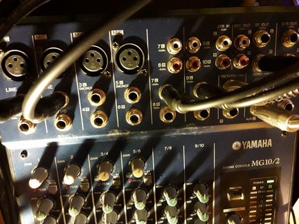Yamaha MG 10/2 микшер