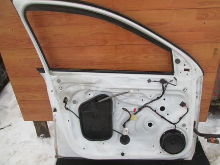 Передняя левая дверь Skoda Rapid 2015 года