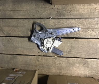 Зад лев стеклоподъемник Toyota avensis t250