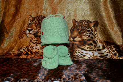 Вязаная шапочка и пинетки к ней