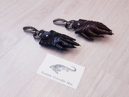 Брелок настоящая лапа крокодила