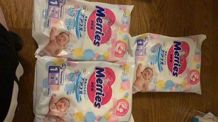 Подгузники merries новые в подарок лосьон