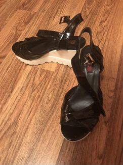 Босоножки из лакированной кожи Milana