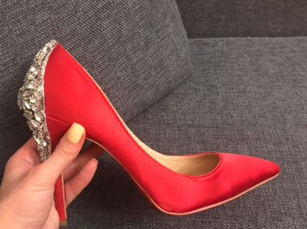 Красные атласные туфли со стразами