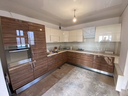 Кухня угловая с каменной столешницей и техникой