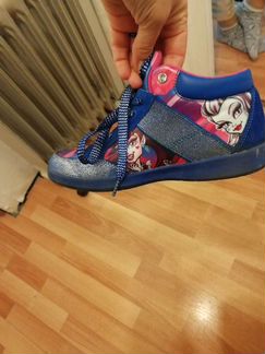 Продаю кроссовки для девочек