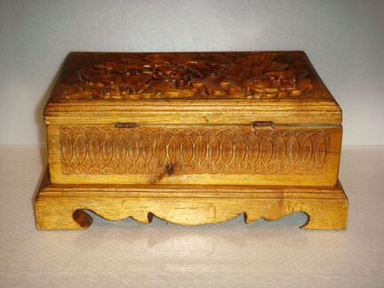 Шкатулка ювелирная резная