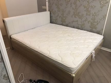 Кровать