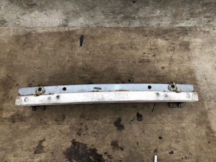 Усилитель переднего бампера Toyota Auris 1