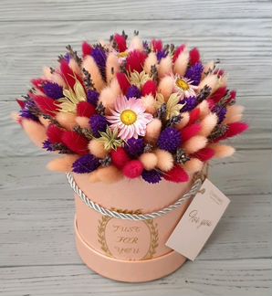 Сухоцветы в шляпной коробке