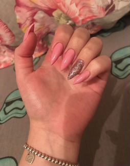 Модель на маникюр