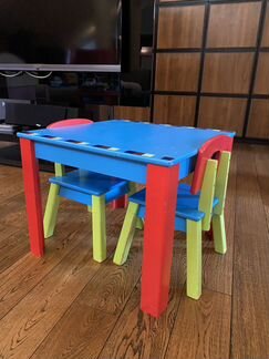 Деревянный стол, 2 стула, мольберт