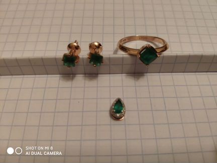 Серьги пусеты, кольцо и подвеска с изумрудом