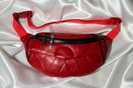 Поясная сумка красная с замком-магнитом