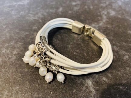 Браслет кожаный с жемчугом, белый