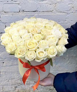 Белые розы в коробке