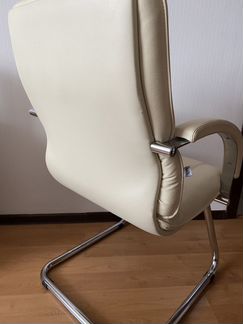 Кожаное кресло